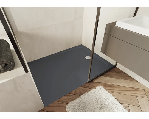 Kúpeľňa so sivou sprchovou vaničkou, sprchovacím kútom a umývadlom