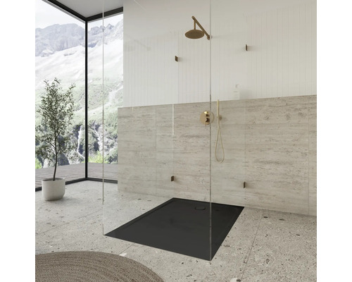 Sprchovací kút s rovnou sprchovou vaničkou, hornou sprchou a sklenenou stenou v svetlej kúpeľni