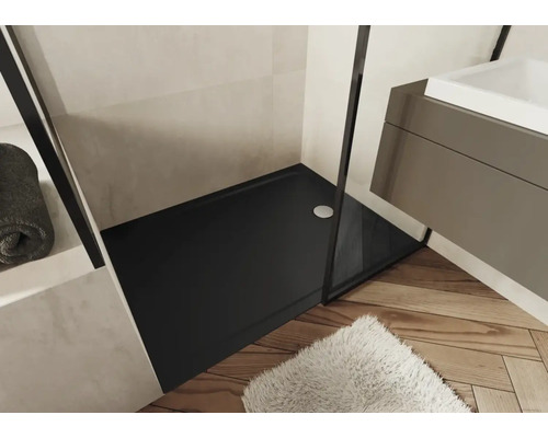 Kúpeľňová scéna s čiernou sprchovou vaničkou a umývadlom