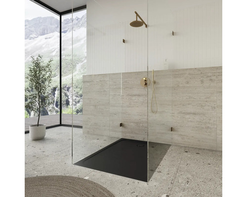 Bezbariérový sprchovací kút s vaničkou, armatúrami a sklenenou stenou v modernej kúpeľni