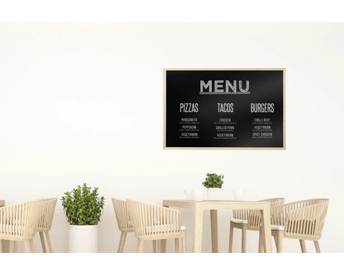 Jedálny lístok s pizzou, tacos a hamburgermi nad stolom a stoličkami