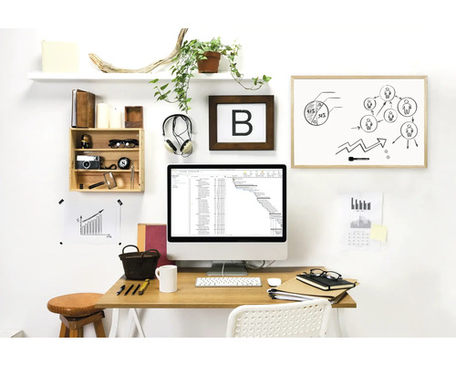 Pracovňa so stolom, počítačom, tabuľou a dekoráciami pre organizovanú a svetlú atmosféru