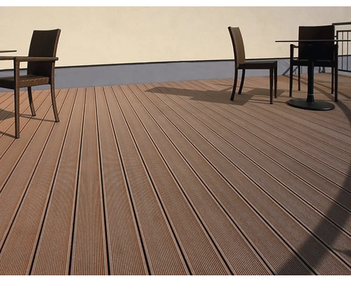 Terasa s doskami a záhradným nábytkom