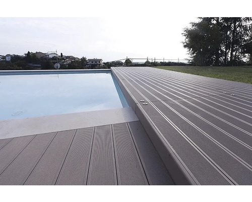 Bazén s drevenou terasou