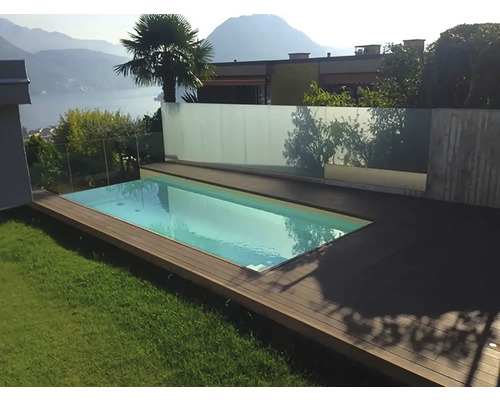 Bazén s drevenou terasou v záhrade s výhľadom na jazero