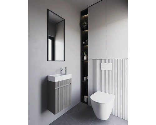 Kúpeľňa s umývadlovou skrinkou, zrkadlovou skrinkou, závesnou policou a závesným WC