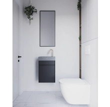 Moderná kúpeľňa s umývadlom, zrkadlom a toaletou