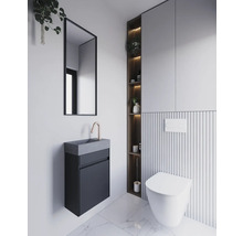 Moderná kúpeľňa s umývadlom, zrkadlom, toaletou a úložným priestorom