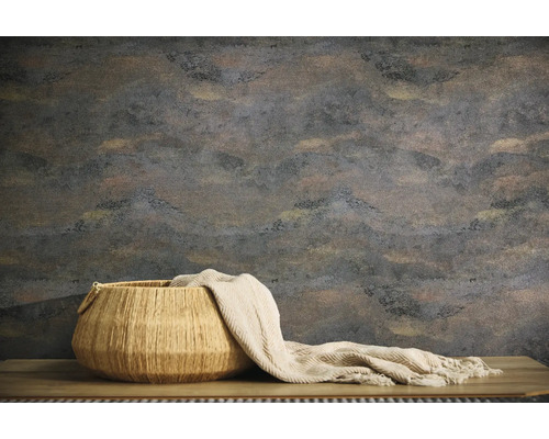 Nástenná dekorácia s abstraktným vzorom, košík a deka na stole