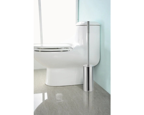 Biela toaleta s toaletnou kefou z nehrdzavejúcej ocele