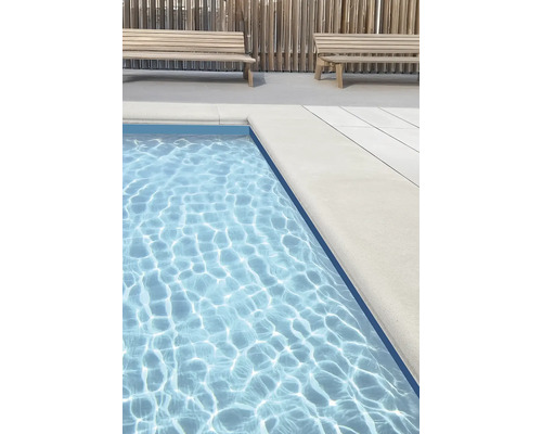 Detail bazéna s vodou a lavičkami v pozadí