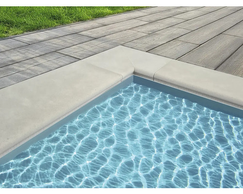 Detailný pohľad na bazén s bazénovými obrubami a drevenou podlahou