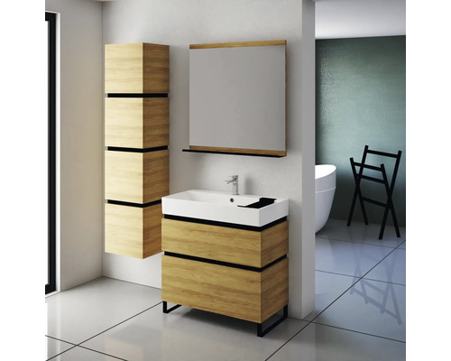 Kúpeľňa s umývadlom, zrkadlovou skrinkou a vysokou skrinkou vo vzhľade dreva