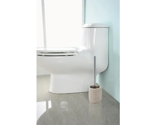 Biela toaleta s WC kefou v kúpeľni.