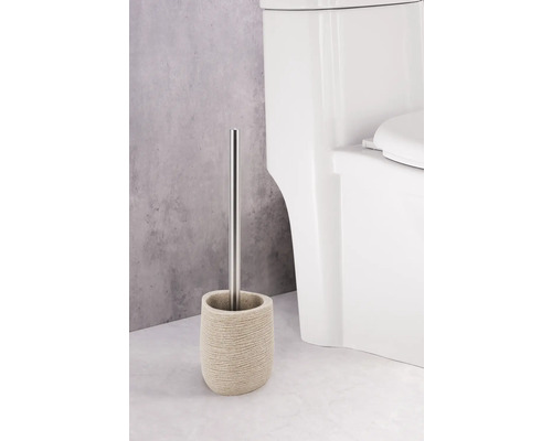 Toaletná kefa s nádobou a nerezovou rukoväťou vedľa toalety