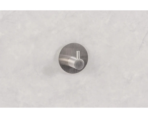 Jeden kovový nástenný hák