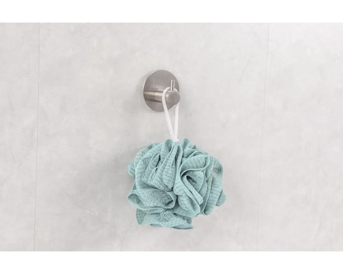 Sprchová hubka visí na háku