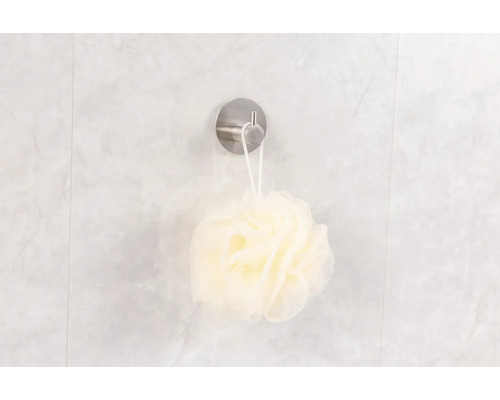 Hubka na umývanie zavesená na háčiku