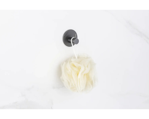 Sprchová špongia na háčiku na stene