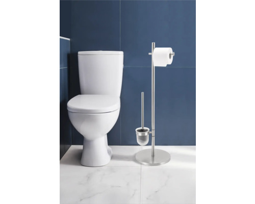 Kúpeľňová scéna s toaletou a držiakom toaletného papiera so štetkou