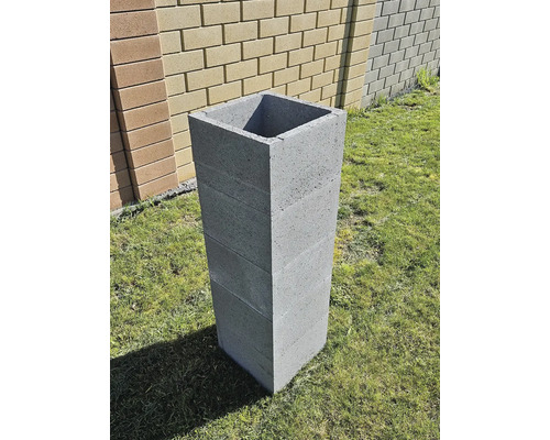 Stĺp na rastliny z betónových tvárnic v záhrade