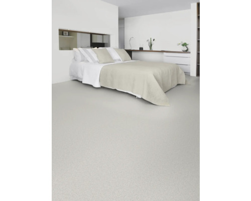 Spálňa s posteľou a svetlou podlahovou krytinou