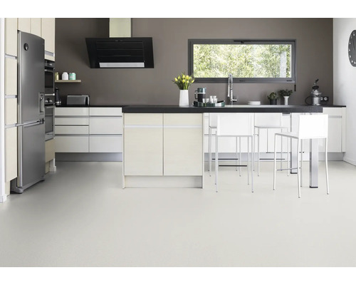 Moderná kuchyňa s kuchynským ostrovom, chladničkou, digestorom a oknom