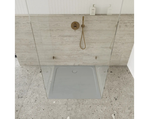 Sprchovací kút v úrovni podlahy so sprchovacou vaničkou, sprchovacou armatúrou a sklenenou stenou