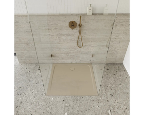 Sprchovací kút so sprchovou vaničkou, sprchovacou armatúrou a sprchovou hlavicou.