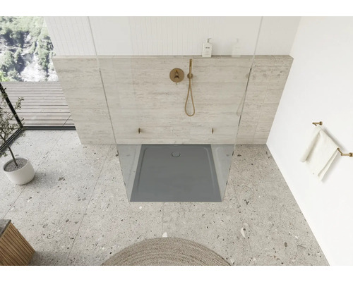 Sprchovací kút so sprchovou vaničkou, armatúrou a držiakom na uteráky vo svetlej kúpeľni