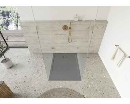 Kúpeľňa s bezbariérovým sprchovacím kútom, sprchovou vaničkou a armatúrami