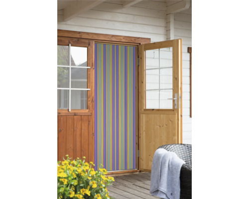 Šnúrová clona s farebnými pruhmi na ochranu proti hmyzu na dome.