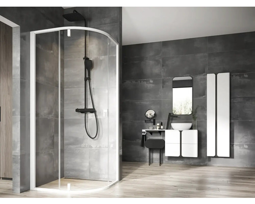 Kúpeľňa so sprchovacím kútom, umývadlom a zrkadlom