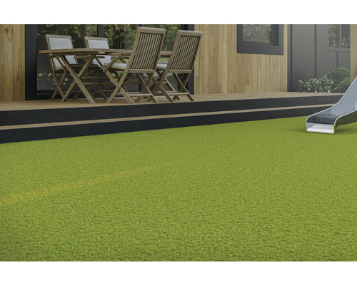 Exteriér so zeleným umelým trávnikom, terasou a záhradným nábytkom.