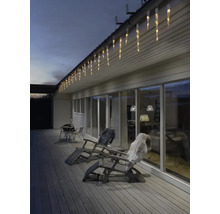 Vonkajšie prostredie s cencúľovou svetelnou reťazou, ležadlami a dekoráciou