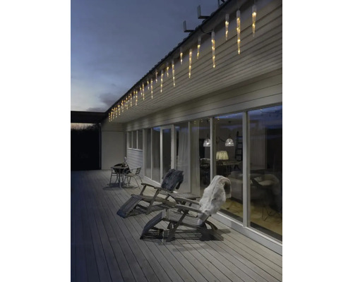 Vonkajšie prostredie s cencúľovou svetelnou reťazou, ležadlami a dekoráciou