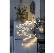 Dekoratívna svetelná reťaz na kuchynskej linke, ktorá vytvára hrejivú atmosféru.