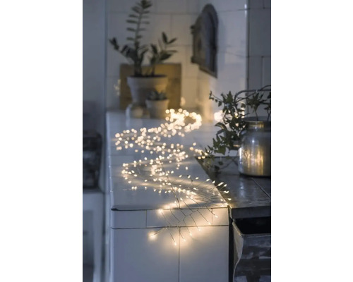 Dekoratívna svetelná reťaz na kuchynskej linke, ktorá vytvára hrejivú atmosféru.