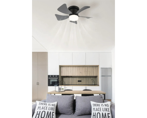Stropný ventilátor so svetlom v moderné kuchyni a obývacej izbe