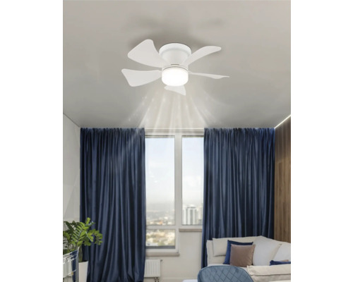 Pohľad na izbu so stropným ventilátorom s osvetlením