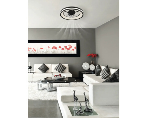 Svetlá obývacia izba so stropným ventilátorom a moderným nábytkom