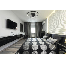 Spálňa so stropným ventilátorom a moderným vybavením