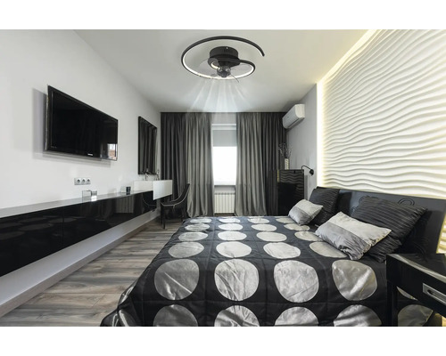 Spálňa so stropným ventilátorom a moderným vybavením