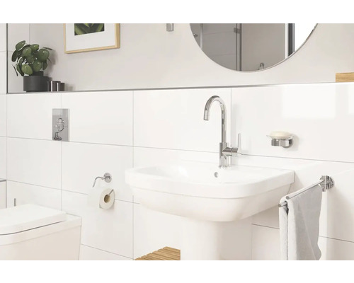 Svetlá kúpeľňa s umývadlom, vodovodnou batériou, zrkadlom a bielymi obkladmi