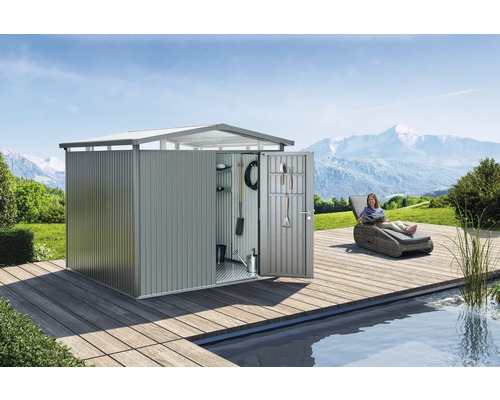 Kovová záhradná skriňa s otvorenými dverami vedľa bazéna a ženy na lehátku