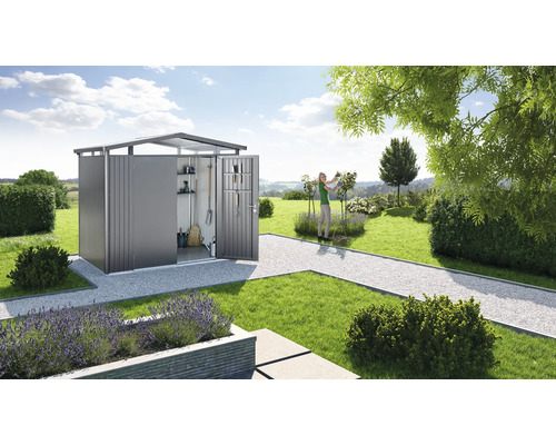 Záhrada s otvorenou kôlňou na náradie, záhradným náradím a ženou