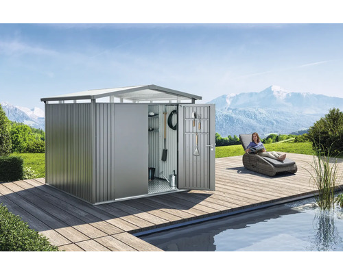 Kovová záhradná búda s otvorenými dverami a záhradným náradím