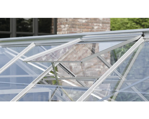 Detail skleníka s otvorenými oknami na vetranie