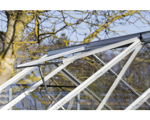 Detailný pohľad na skleník s otvoreným oknom na vetranie