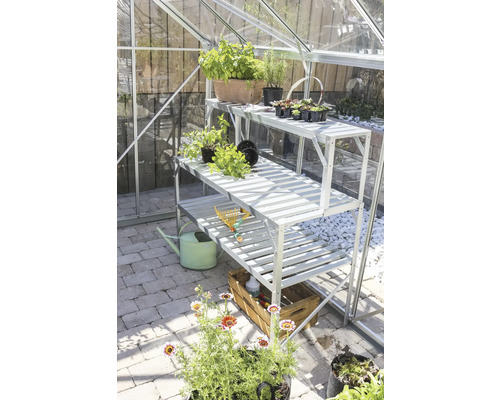 Skleník s regálom na rastliny a záhradné náradie